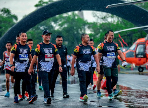 Semangat Kebugaran dan Soliditas TNI Bersama Masyarakat Danlanal Dumai Hadiri Roesmin Nurjadin Fighter Run 2025