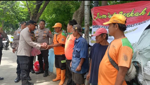 Jumat Berkah, Polisi Turun ke Lorong Warga Pademangan Bagikan Nasi Bungkus