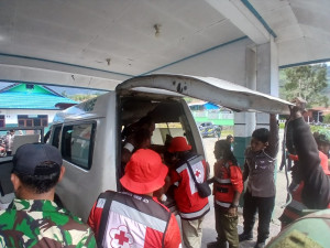 Aparat Gabungan TNI Bersama RSUD Mulia dan PMI Kab Puncak Jaya Evakuasi Pengungsi Korban Penembakan KKB di Distrik Sinak