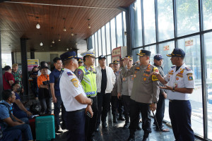 Kapolres Metro Jakarta Utara Cek Pos Terpadu Terminal Bus Tanjung Priok dalam Operasi Ketupat Jaya 2026