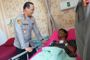 Kapolda Metro Jaya Hadir Berikan Semangat kepada Personel dan Pengemudi Ojol yang Dirawat