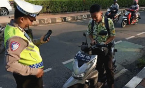 Tak Pakai Helm hingga Lawan Arus? Kini Langsung Tertangkap ETLE Handheld di Kota Tangerang
