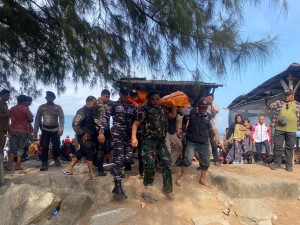 Tim Gabungan Basarnas dan Pos TNI AL Lampulo Temukan Korban Tenggelam di Pantai Ulee Lheue