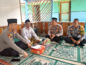 Kapolsek Cabangbungin Jalin Silaturahmi dengan Ulama NU di Hari Santri Nasional 2025