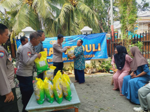 Polres Metro Jakarta Utara Salurkan Bantuan Beras kepada Warga Lewat Program Jumat Peduli