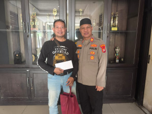 Kapolsek Bekasi Barat Berbagi Kepedulian, Ringankan Beban Keluarga Awak Media