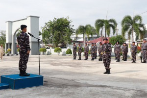 Wujud Nyata Kedisiplinan Loyalitas dan Rasa Cinta Tanah Air, Lanal Dumai Gelar Upacara Rutin 17 an