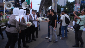 Buka Bersama di Lokasi Unjuk Rasa, Polda Metro Jaya Kedepankan Kebersamaan dan Sikap Humanis