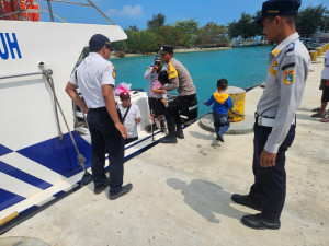 Jakarta On The Spot, Polres Kepulauan Seribu Hadir Humanis di Dermaga Bantu Penumpang dan Sosialisasikan Layanan Polisi 110