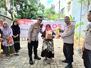 Kapolsek Pinang: " Semoga Bansos Ini Bisa Ringankan Beban Warga