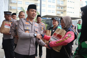 Dekatkan Diri ke Masyarakat, Polisi Gelar Jumat Peduli Bersama Driver Ojol