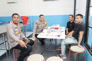 Tim Penanggung Jawab SPPG Polri Tinjau Fasilitas Pelayanan Gizi di Pegangsaan Dua