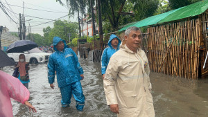 Kapolsek Koja Turun Langsung Pantau Banjir, Bantu Warga dan Cek Ketinggian Air