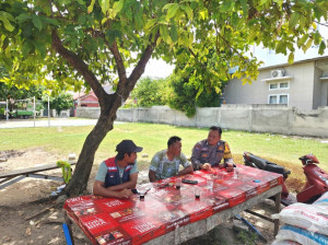 Bhabinkamtibmas Pulau Pramuka Ajak Warga Jaga Keamanan demi Kenyamanan Wisata