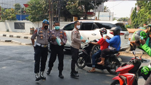 Polsek Metro Penjaringan Bagikan Masker kepada Pengguna Jalan, Antisipasi Dampak Abu Vulkanik Erupsi Gunung Anak Krakatau
