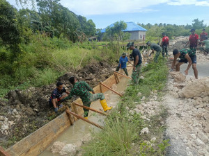 Personel Satgas TMMD Ke-127 Kodim 1514/Morotai Laksanakan Pemasangan Mal dan Pengecoran Drainase di Gotalamo