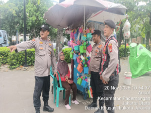 Patroli Jalan Kaki Polsek Pademangan Perketat Keamanan di Kawasan Wisata Ancol