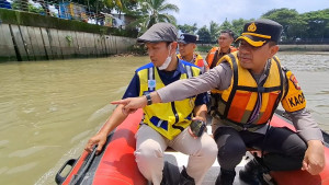 Kapolres Metro Tangerang Kota Turun Langsung Cek Bantaran Sungai Cisadane Pasca Pencemaran