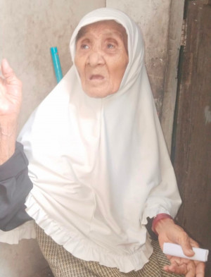 Walikota Jakut Berikan Sembako dan Uang Kepada Lansia