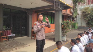 Polisi Sambangi SMK 11 Maret, Ajak Pelajar Hindari Aksi Tawuran dan Open Bo