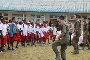 Bermain dan Belajar Bersama Anak, Satgas Kepolisian Operasi Damai Cartenz Berikan Dukungan Psikologis di SD Inpres Kago