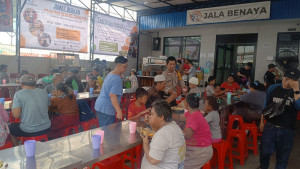 Jumat Peduli Polsek Metro Penjaringan, 500 Paket Nasi Dibagikan untuk Warga di Penjaringan
