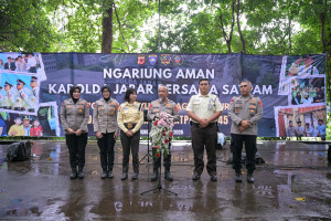 Kapolda Jabar Beri Hadiah Umroh untuk Polisi serta Satpam Pada Kegiatan Ngeriung Bareng Sauyunan Jaga Lembur HUT Satpam ke 45