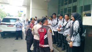 Polsek Kelapa Gading Gelar Patroli Jalan Kaki dan Sosialisasi Layanan Polisi 110 di Mahaka Square