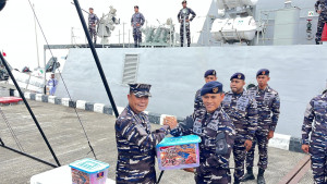 KRI Bawal-875 Salurkan Bantuan Kemanusiaan Bagi Korban Gempa NTT dan Flores