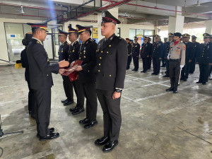 Polres Metro Bekasi Kota Gelar Upacara PeganugerahanTanda Kehormatan Satyalancana Pengabdian kepada Personel