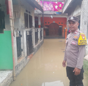 Bhabinkamtibmas Monitoring Banjir Kiriman di Teluk Pucung, Warga Diimbau Mengungsi