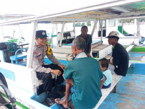 Bhabinkamtibmas Pulau Panggang Ajak Warga Jaga Kamtibmas dan Sosialisasikan Layanan 110