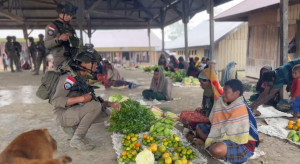Patroli Dialogis Satgas Ops Damai Cartenz di Pasar Sinak, Jaga Keamanan Aktivitas Jual Beli Warga