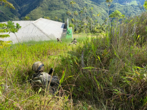 Satgas Ops Damai Cartenz Pukul Mundur KKB Usai KKB Bakar Bangunan Puskesmas di Kiwirok Yang Sudah Tidak Beroperasi
