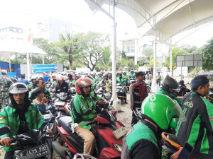 Wujud Kepedulian Sosial, Masjid Al Qohhar Bersama Polsek Metro Penjaringan Bagikan 500 Paket Sembako untuk Ojol