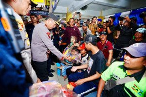 Tinjau Terminal Purabaya, Kapolri ke Sopir Bus: Hati-Hati dan Jaga Keselamatan Pemudik