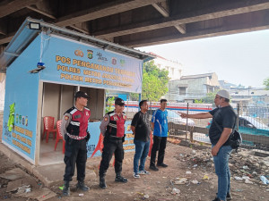 Polsek Metro Penjaringan Perkuat Kesiapsiagaan Personel Melalui Apel Penyekatan di Sejumlah Titik Strategis