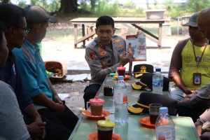 Jumat Curhat On The Spot di Pulau Kelapa, Polres Kepulauan Seribu Sosialisasikan 110 dan Keselamatan Berlayar
