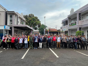 Bhabinkamtibmas dan Babinsa Cikiwul Gelar Aksi Bersih Lingkungan di Pangkalan 2