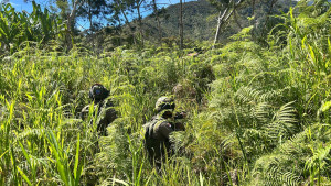 Satgas Damai Cartenz Hadir di Tengah Warga Muara Puncak Jaya Lewat Patroli Jalan Kaki
