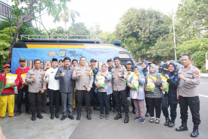Kapolres Metro Jakarta Utara Gelar "Jumat Curhat" dan "Jumat Peduli" di Kelapa Gading