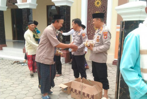 Kapolsek Cabangbungin Gelar Jumat Berkah, Bagikan Makanan Usai Sholat Jumat