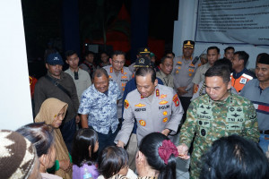 Kapolda Metro Jaya dan Pangdam Jaya Kunjungi Pengungsi Banjir Bagikan Coklat kepada Anak-Anak di Rusun Embrio Semper Barat