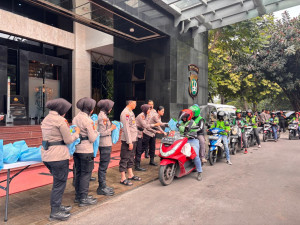 Polwan Polda Metro Jaya Ajak Ojol Tertib Lalu Lintas di Program Jumat Peduli