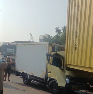 Truk Trailer Hilang Kendali Tabrak Mobil Boks di Cilincing, Sopir Selamat Dilarikan ke RS Koja