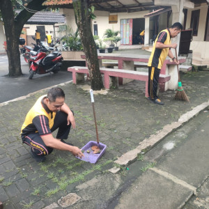 POLSEK BANTAR GEBANG GELAR KEGIATAN BERSIH-BERSIH (KORVEI) DI LINGKUNGAN KANTOR