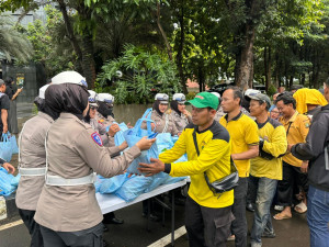 Jumat Peduli Polda Metro Jaya: 350 Paket Sembako Disalurkan ke Driver Ojol dan PHL