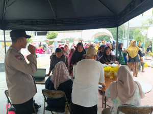Pembagian Beras Bulog dan Minyak Goreng di Pulau Kelapa Berjalan Lancar, Bhabinkamtibmas Pastikan Penyaluran Tepat Sasaran