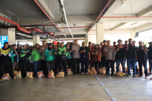 Kapolres Metro Bekasi Kota Gelar Jumat Berkah Bagikan Sembako untuk Ormas dan Ojol