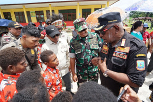 Dandim 1710/ Mimika Dampingi Bupati dan Wakil Bupati Mimika Saat Melaksanakan Kunjungan Kerja di Distrik Mimika Barat Jauh